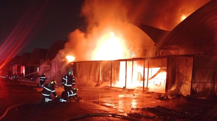 Fuerte incendio en la Central de Abasto de CDMX; reportan 70 locales afectados (Videos)