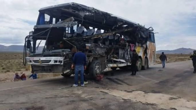 Choque de dos autobuses deja al menos 37 muertos en Bolivia