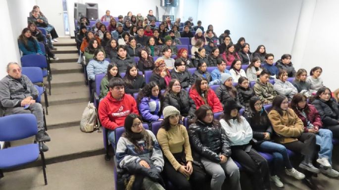 Impartieron conferencia sobre aranceles a estudiantes de la UPV