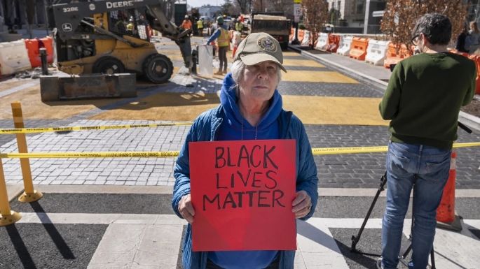 D.C. comienza a retirar el “Black Lives Matter” pintado cerca de la Casa Blanca