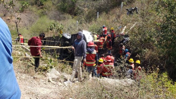 Suman 18 los muertos por accidente de autobús que trasladaba simpatizantes de Morena