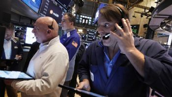 Wall Street se hunde por guerra comercial de Trump