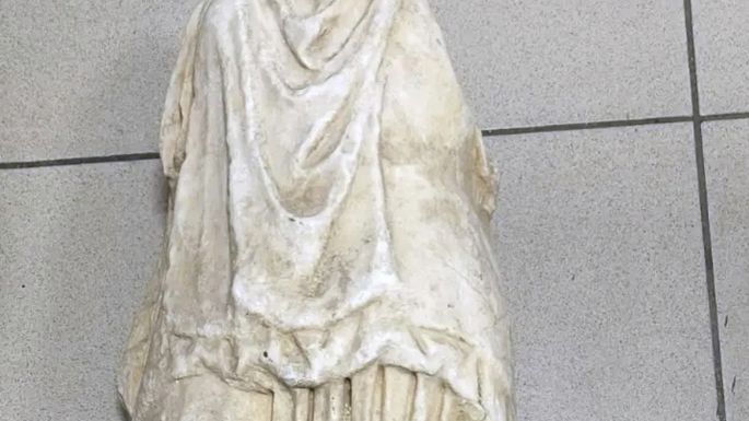 Encuentran una estatua de dos mil años de antigüedad abandonada en una bolsa de basura en Grecia