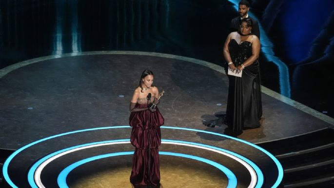 Zoe Saldaña gana el Oscar como actriz de reparto por "Emilia Pérez"; reivindica a migrantes