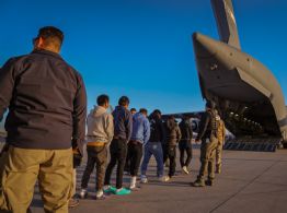 EU gastó 40 millones de dólares en unas 300 deportaciones a terceros países, dice reporte