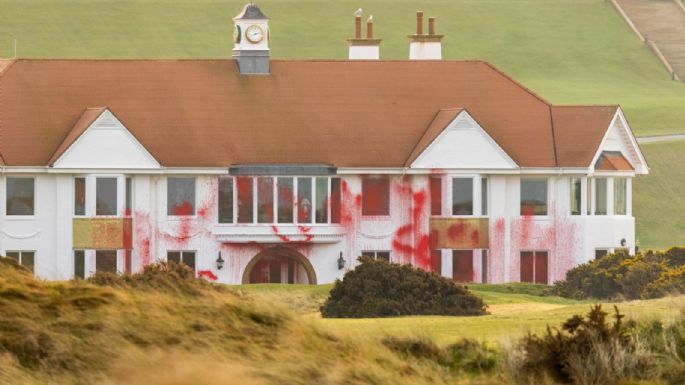 Activistas propalestinos asaltan el campo de golf de Trump en Reino Unido (Video)