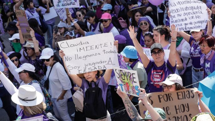 Miles de mujeres marchan en CDMX: "Claudia, no llegamos todas"