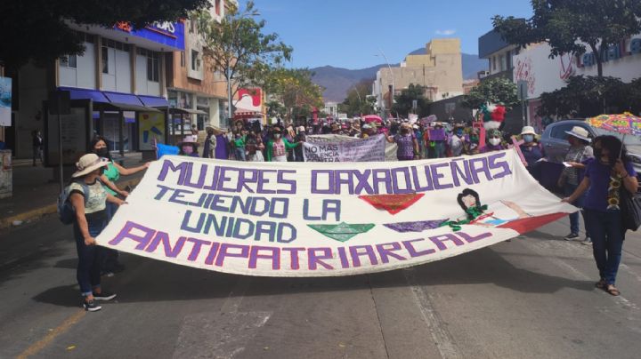 Cuestionan a Salomón Jara por blindar edificios y mandar grupos de choque a marcha feminista (Video)