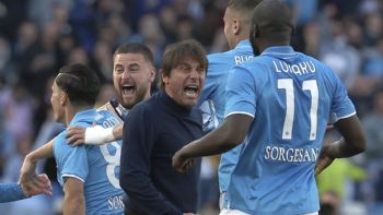 Napoli mantiene la presión sobre el líder de la Serie A, el Inter, y vence 2-1 a la Fiorentina