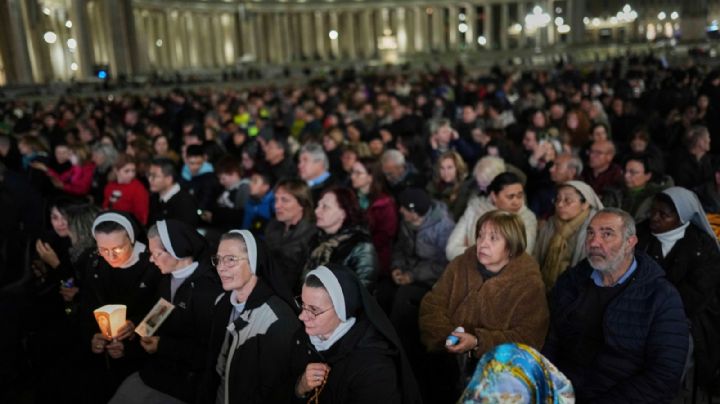 El papa a da gracias a los voluntarios mientras el Vaticano celebra otro evento del Año Santo sin él