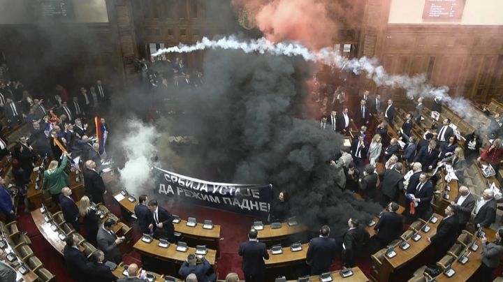 Lanzan bombas de humo y bengalas en Parlamento de Serbia; tres diputados resultaron heridos