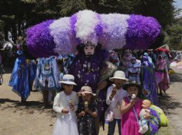 Este pueblo de México celebra la Pascua entre fuego y enormes sombreros