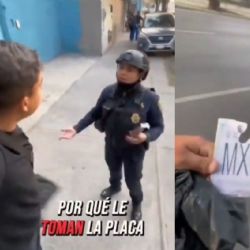 Policías en CDMX son exhibidos en VIDEO usando placas de cartón para extorsionar