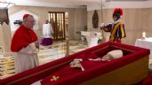 Foto ilustrativa de la nota titulada: El Vaticano muestra las primeras imágenes del cuerpo del Papa Francisco; el funeral será el sábado