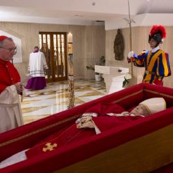 El Vaticano muestra las primeras imágenes del cuerpo del Papa Francisco; el funeral será el sábado