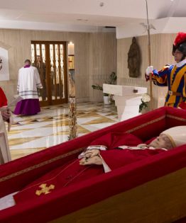 El Vaticano muestra las primeras imágenes del cuerpo del Papa Francisco; el funeral será el sábado