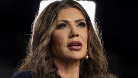 Roban en un restaurante el bolso de Kristi Noem, secretaria de Seguridad de EU
