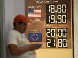 Peso pierde ligeramente en espera de la decisión de política monetaria de la Fed