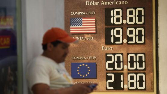 Peso pierde ante fortalecimiento del dólar y eliminación de organismos autónomos