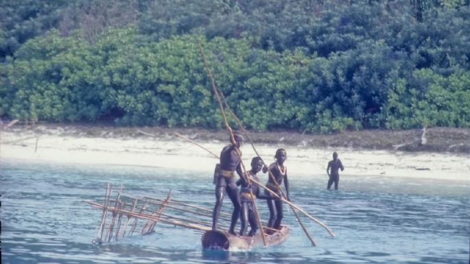 Turista entra sin permiso a una isla remota y da refrescos a una tribu aislada; ya fue detenido