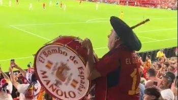 Valencia despide a Manolo “El del Bombo”, el aficionado al fútbol más famoso de España