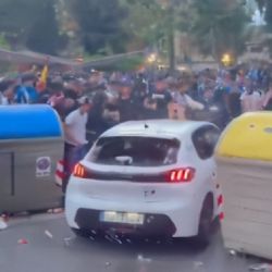 Le opacan el título al Barca; atropellamiento masivo deja 13 heridos (Video)