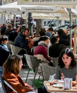 España inicia el proceso para otorgar permiso de residencia para medio millón de migrantes