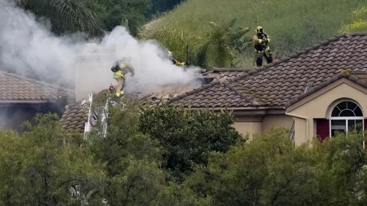 Mueren dos personas y un perro al estrellarse avioneta en vecindario de Los Ángeles
