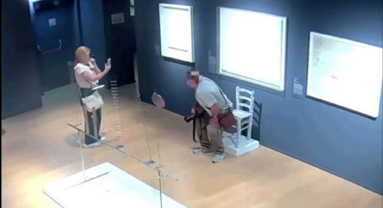Turista destruye silla de cristales Swarovski dentro de un museo por tomarse una foto (Video)