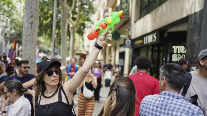 Españoles usan pistolas de agua contra turistas en Barcelona y Mallorca (Video)