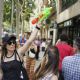 Españoles usan pistolas de agua contra turistas en Barcelona y Mallorca (Video)