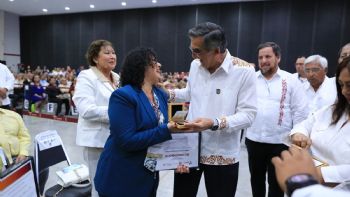 Refrenda Américo alianza con maestros; entrega 284 condecoraciones