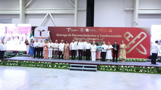 Refrenda Américo alianza con maestros; entrega 284 condecoraciones