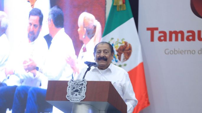 Refrenda Américo alianza con maestros; entrega 284 condecoraciones