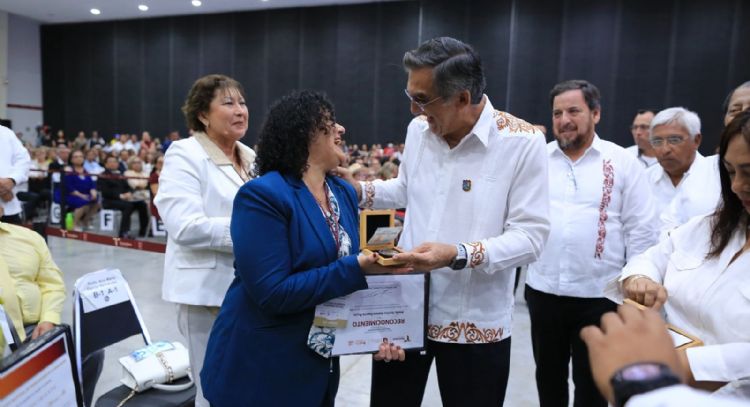 Refrenda Américo alianza con maestros; entrega 284 condecoraciones