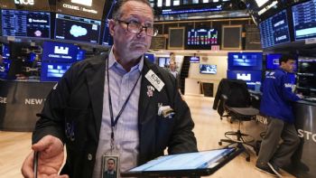 Wall Street cae y el petróleo sube mientras Trump insta a Irán a rendirse
