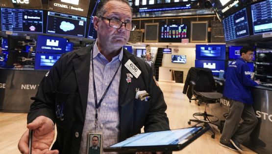 Wall Street cae y el petróleo sube mientras Trump insta a Irán a rendirse