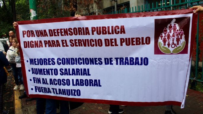 Trabajadores de la Defensoría Pública de la CDMX cierran oficinas y exigen la renuncia del director