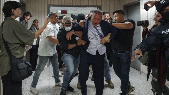 Contralor de Nueva York es arrestado frente a tribunal de inmigración
