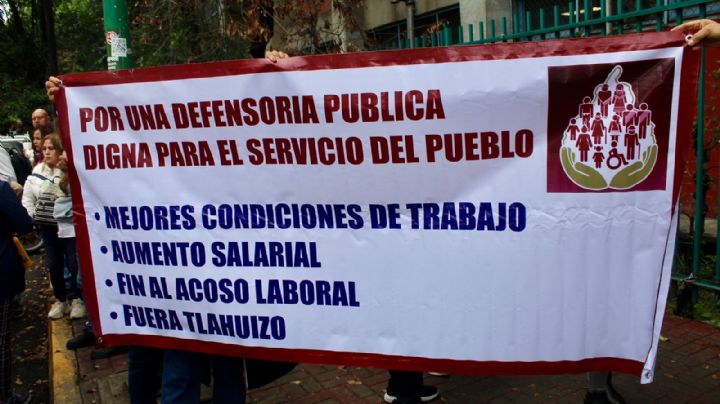 Trabajadores de la Defensoría Pública de la CDMX cierran oficinas y exigen la renuncia del director