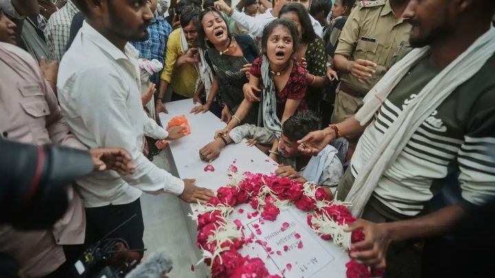 Analizan cajas negras para determinar la causa del accidente de Air India que mató a 270 personas