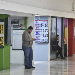 Con corrupción y simulación, la CNBV busca despojar registros a casas de cambio en el AICM