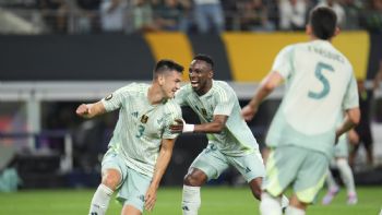 César Montes anota dos goles en seis minutos y México vence a Surinam en la Copa Oro (Video)