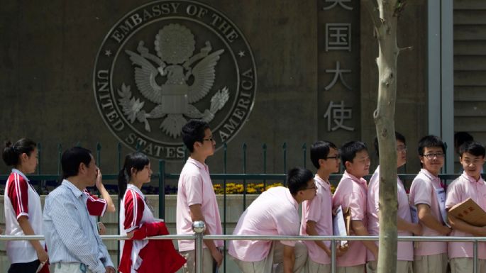 EU reanuda visas para estudiante, pero exige acceso a cuentas de redes sociales