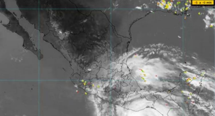 Huracán Erick podría subir a categoría 3; prevén lluvias y vientos extremos en Oaxaca y Guerrero
