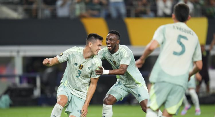 César Montes anota dos goles en seis minutos y México vence a Surinam en la Copa Oro (Video)
