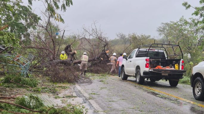 Erick azotó Oaxaca y ahora se abre paso en tierra por Guerrero como huracán categoría 1