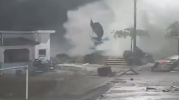 Huracán Erick derriba el monumento al Pez Vela en Puerto Escondido (Video)