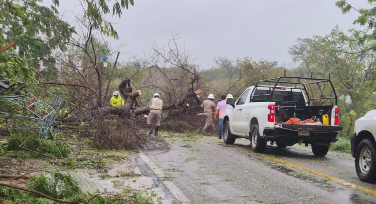 Erick azotó Oaxaca y ahora se abre paso en tierra por Guerrero como huracán categoría 1