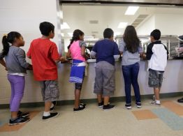 Niños traumatizados y sin agua limpia en centros de detención de Texas, dicen defensores